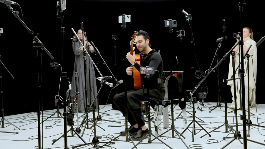 Guitarrista flamenco interpretando 'Sonar por bulerías' con equipo de grabación y dos personas filmando la actuación.