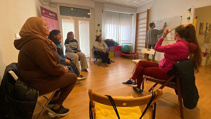 Taller de relajación para madres en el local de la ONG Olvidados.