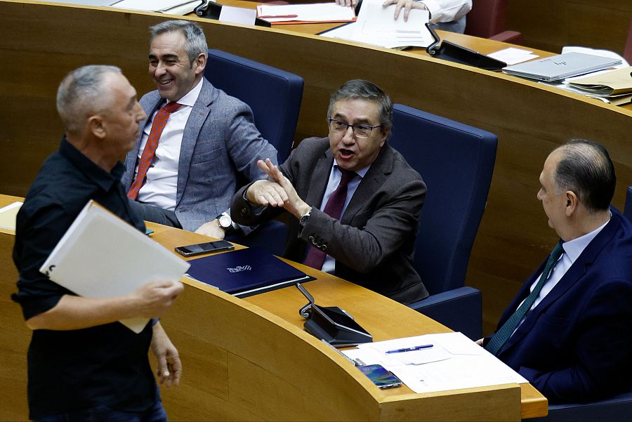 El conseller de Educación, José Antonio Rovira realiza un gesto ante el portavoz de Compromis, Joan Baldoví en Les Corts