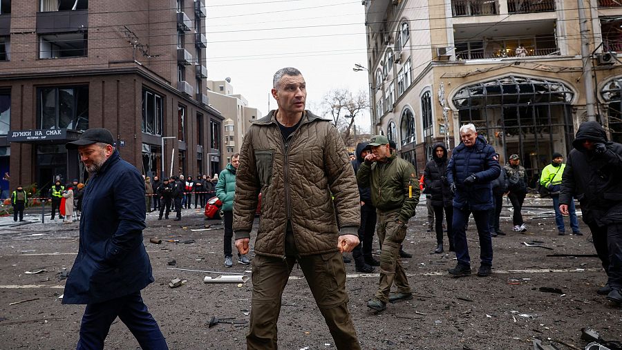 El alcalde de Kiev, Vitali Klitschko, camina por el centro de la ciudad ante el impacto de un misil ruso