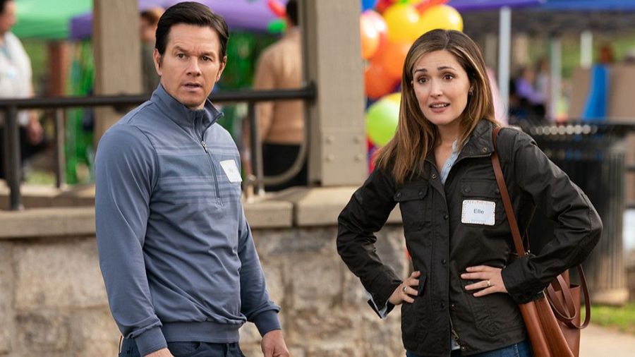 Imagen promocional de 'Familia al instante' en RTVE Play. Muestra a Mark Wahlberg y otra persona, aparentemente preocupados, en un parque con globos.