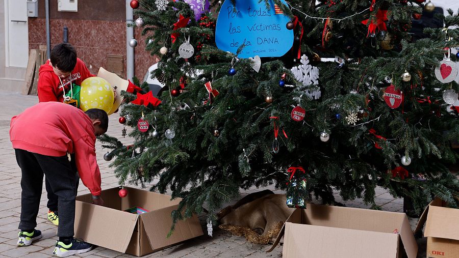 Juguetes dejados a los pies de un árbol de Navidad en Paiporta.