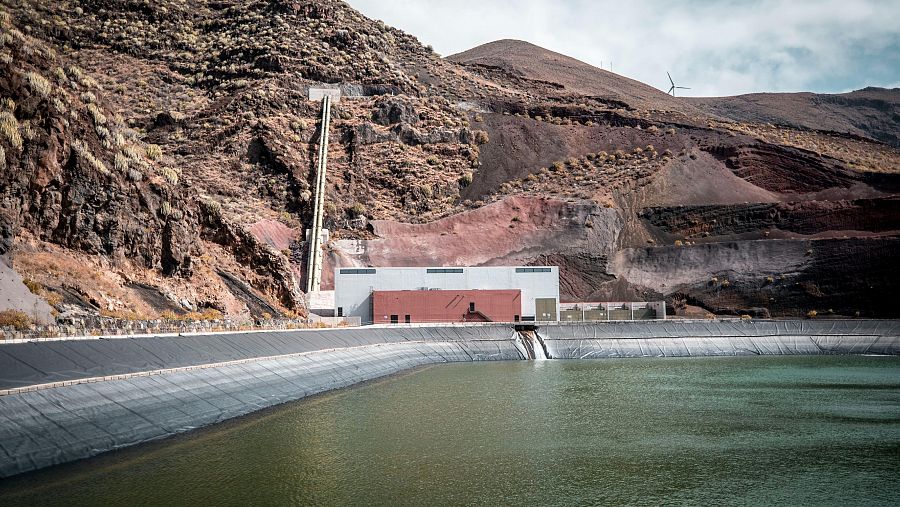 Depósito de agua inferior de Gorona del Viento.