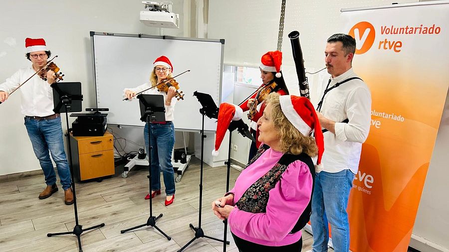 Voluntarios de la Orquesta RTVE en el centro Nueva Edad de ASISPA