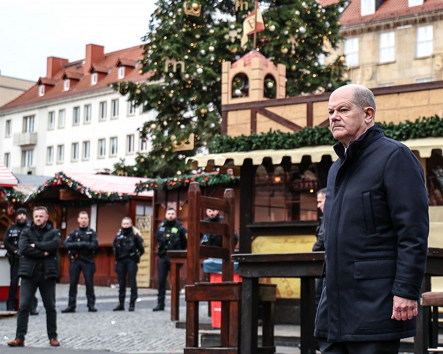 El canciller alemán, Olaf Scholz, visita el lugar del atentado contra el mercado navideño de Magdeburgo