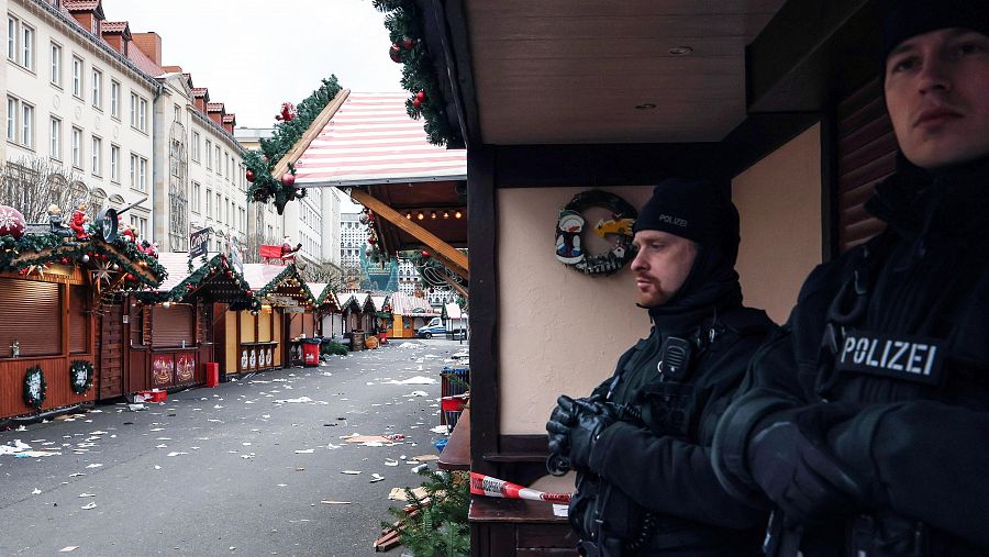 Agentes de policía aseguran la zona del mercado navideño de Magdeburgo