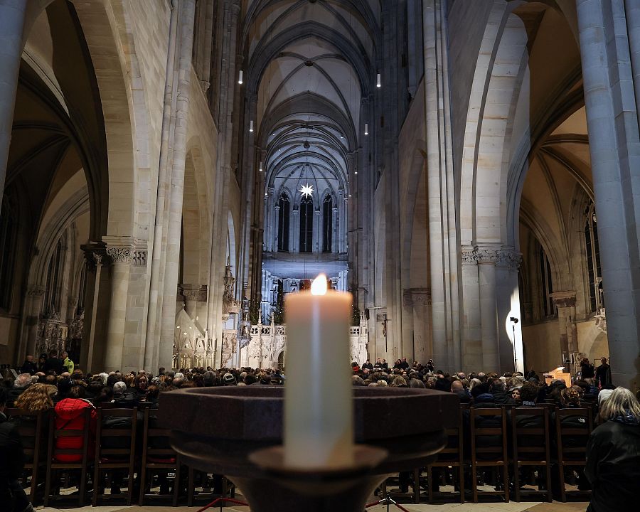 Asistentes en la catedral de Magdeburgo tras el atentado contra el mercado navideño