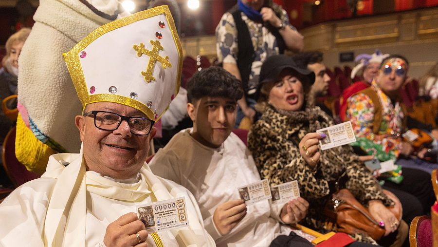 Varias personas disfrazadas con décimos antes comenzar la celebración del sorteo