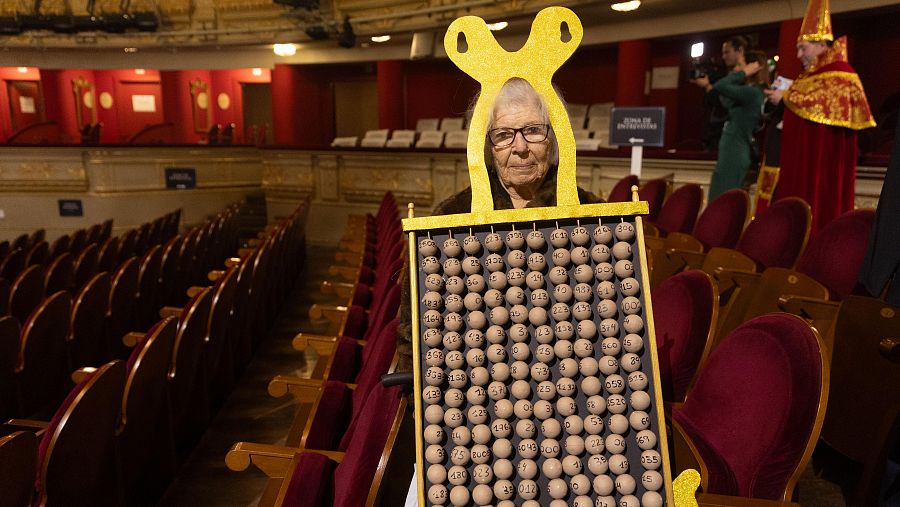 Manoli viste un disfraz con bolas del sorteo en el Teatro Real