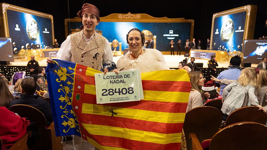 Vestidos de falleros, con una senyera