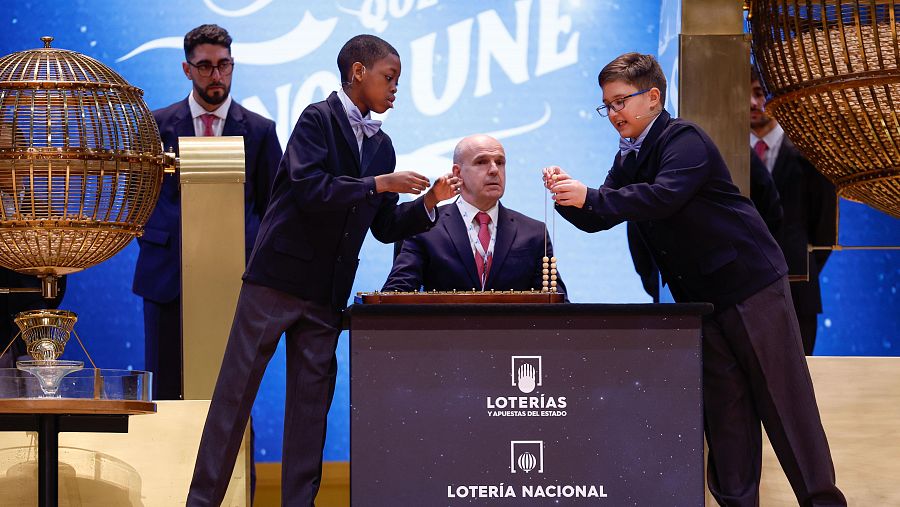 Adam Lucas y Sergio Abaga durante el sorteo de la Lotería de Navidad