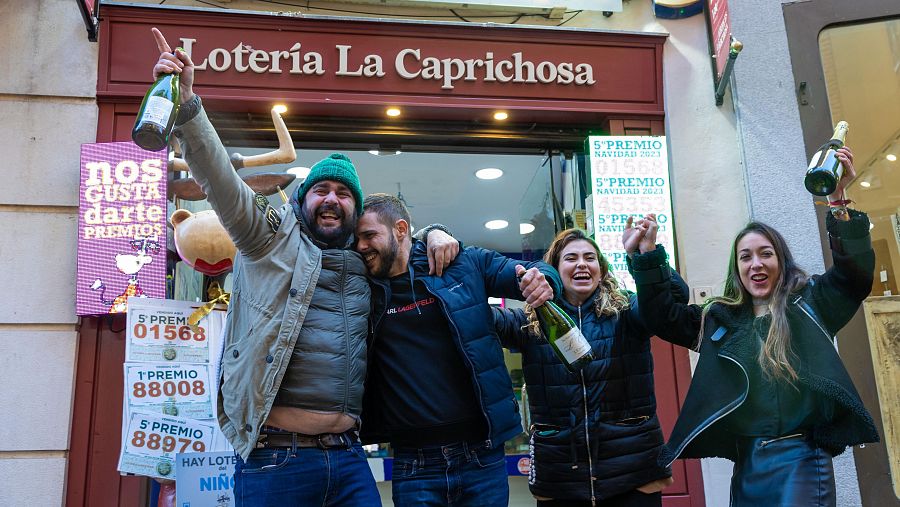 Celebración del tercer y cuarto premio de la Lotería de Navidad en la administración 