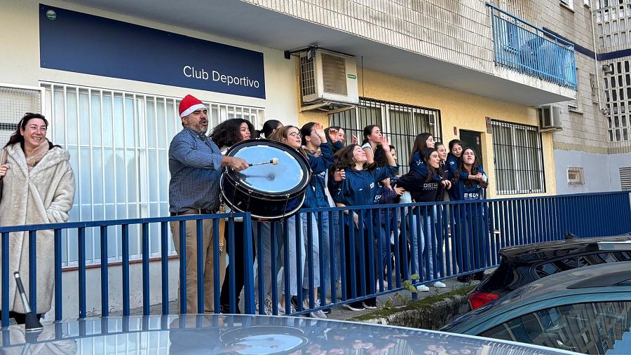 Un grupo de personas celebrando que les ha tocado parte del premio Gordo