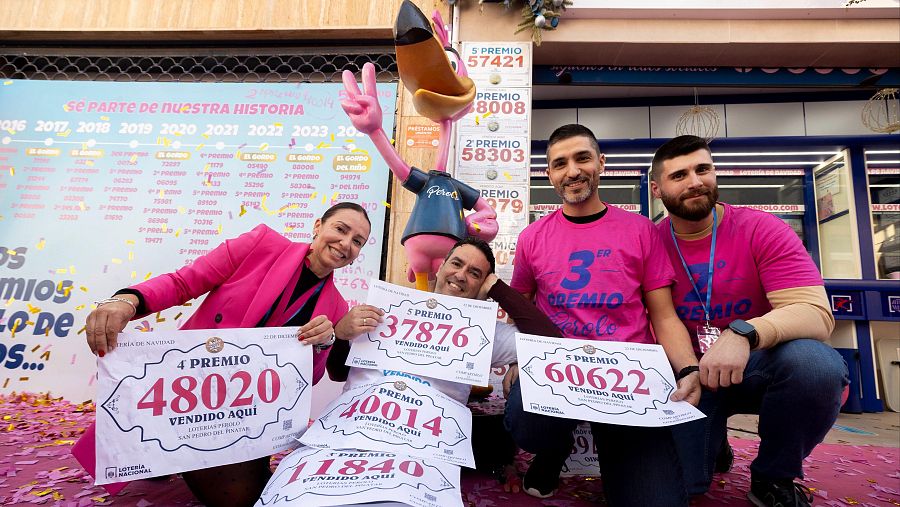 Varios trabajadores de la administración 'El Perolo' de San Pedro del Pinatar (Murcia) celebran los premios repartidos