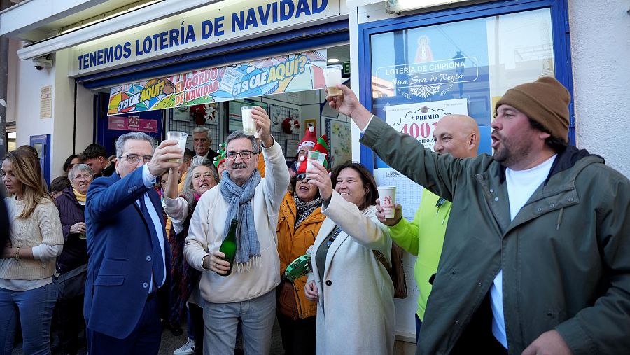 Agraciados celebran en la administración de Chipiona el segundo premio