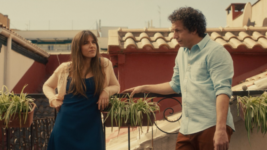 Escena de 'Miocardio' con Marina Salas y Vito Sanz en una terraza urbana; conversan apoyados en una barandilla con macetas.
