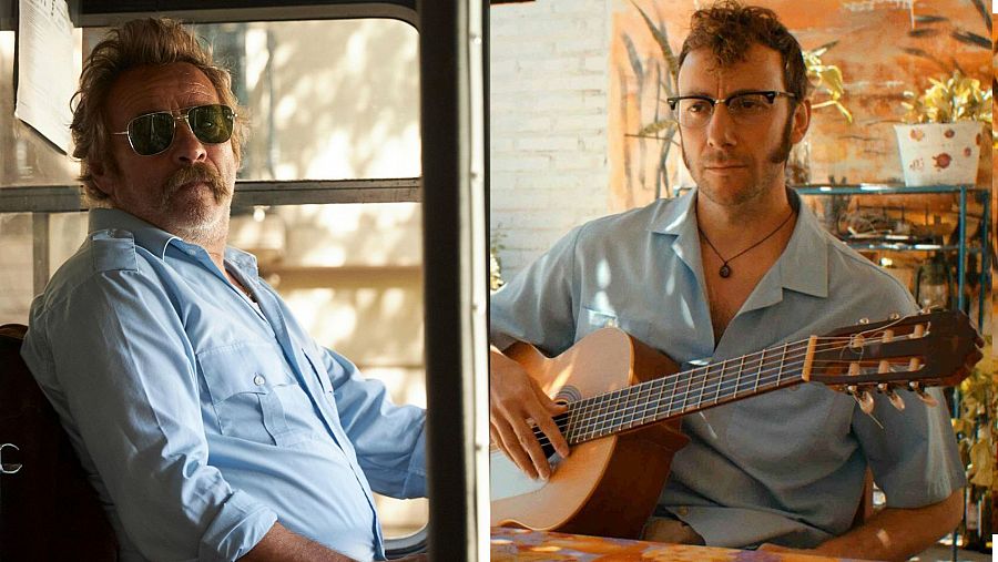 Eduard Fernández, con gafas de sol y camisa azul, en un vehículo; Pepe Lorente, tocando guitarra española con camisa azul claro, en interior anaranjado.  Imagen de notas de prensa RTVE.