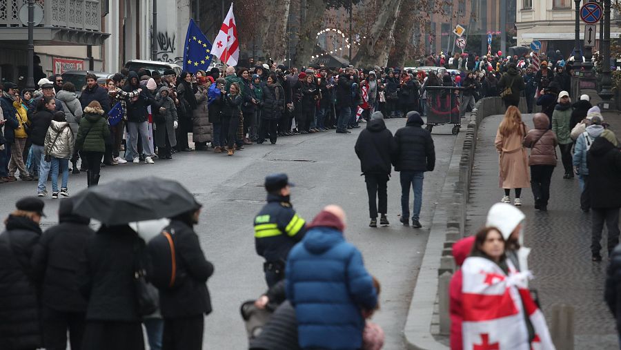 Simpatizantes de la oposición georgiana participan en una protesta en Tiflis