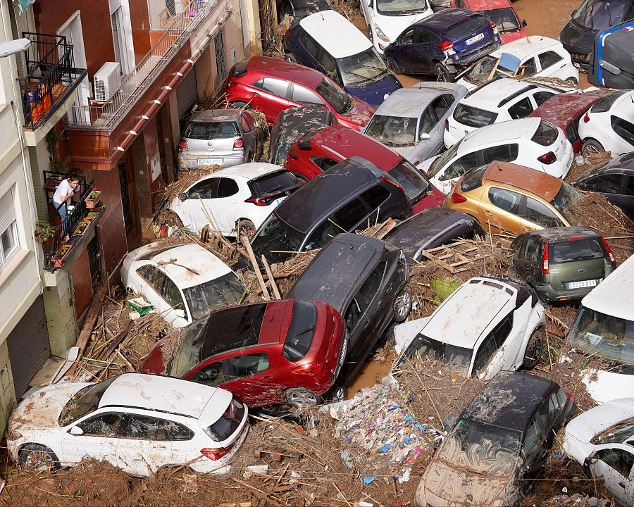 Coches amontonados por la dana en Paiporta