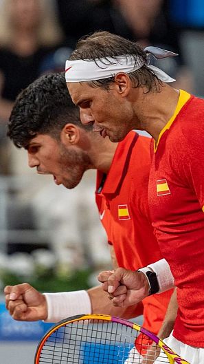 Rafa Nadal y Carlos Alcaraz celebran un punto en los Juegos de París