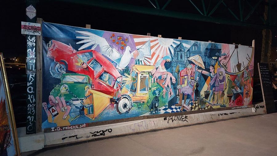 Mural en el 'Puente de la Solidaridad' de Valencia