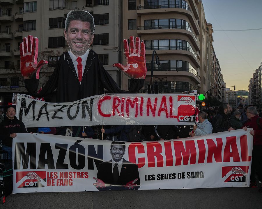 Manifestantes del sindicato CGT llevan una pancarta contra la gestión de la DANA del president de la Generalitat, Carlos Mazón