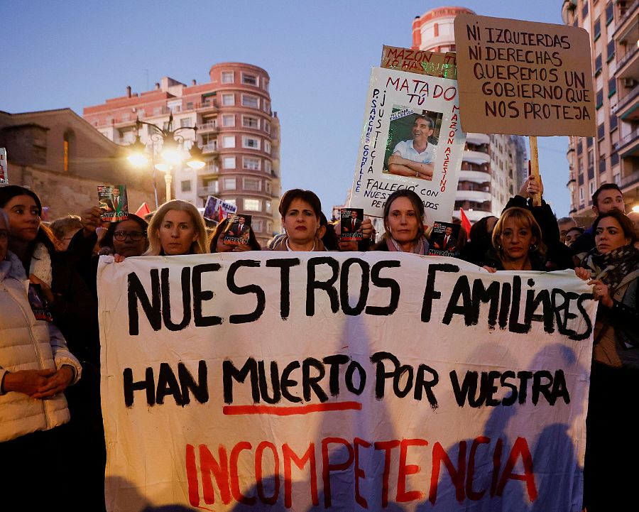 Manifestantes en Valencia portan una pancarta con la frase 