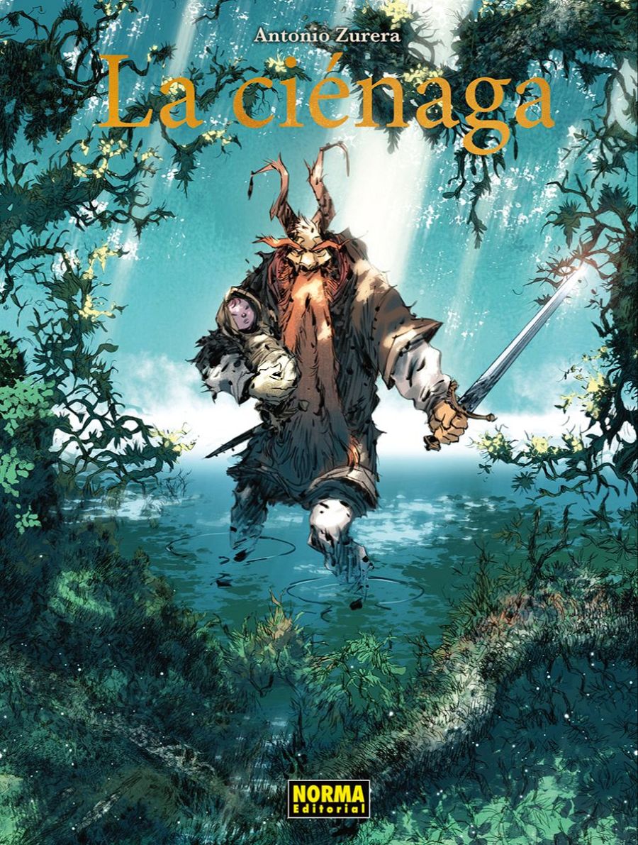 Criatura fantástica con cuernos y espada, portando a un niño envuelto, en un pantano. Portada del cómic 'La Ciénaga'.