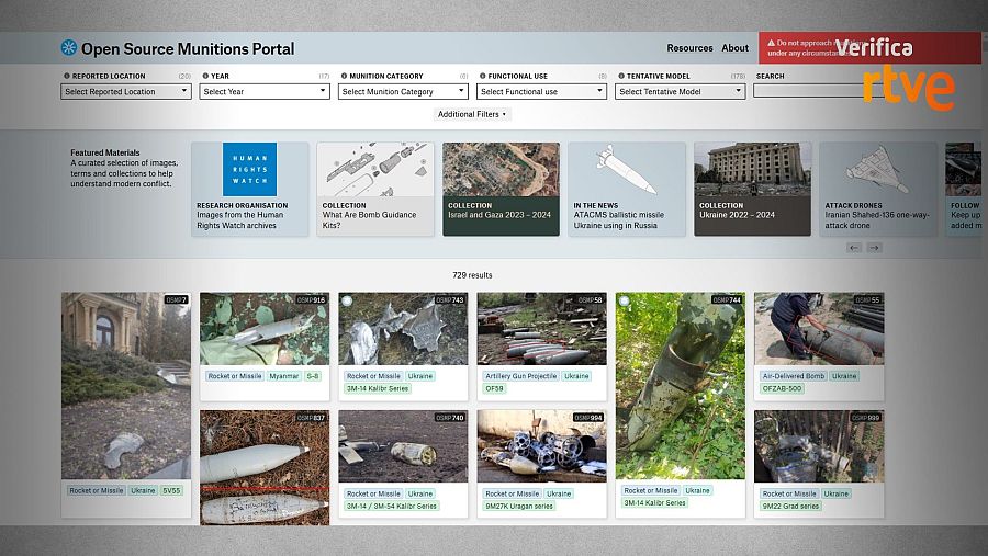 Captura de pantalla del portal 'Open Source Munitions Portal' con filtros de búsqueda, sección de materiales destacados y resultados (729) mostrando imágenes de municiones y sus ubicaciones. Incluye logo de Verifica RTVE.