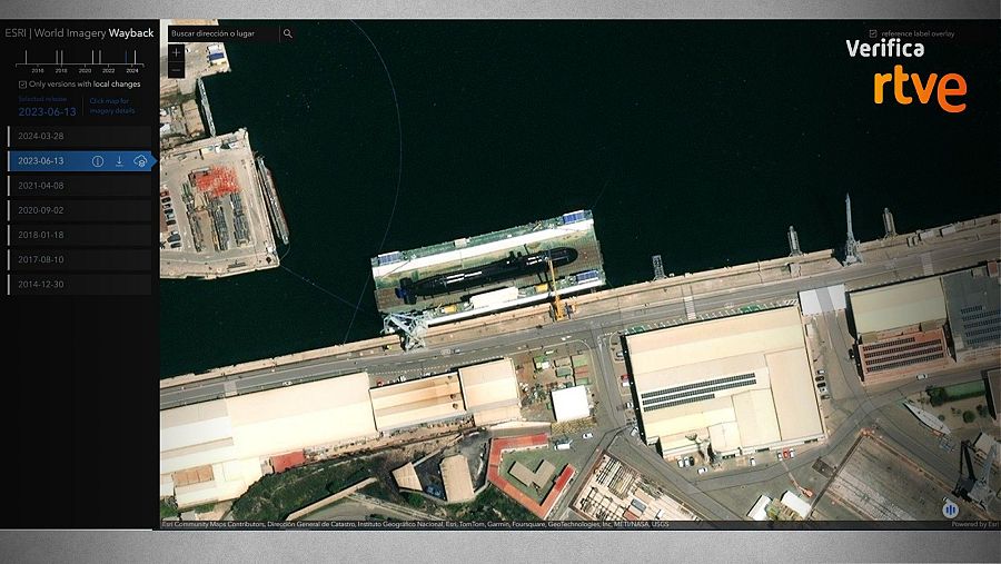 Vista aérea de un submarino en un muelle portuario, imagen satelital con fecha seleccionada 2023-06-13 y rango 2014-2024. Verificación RTVE.