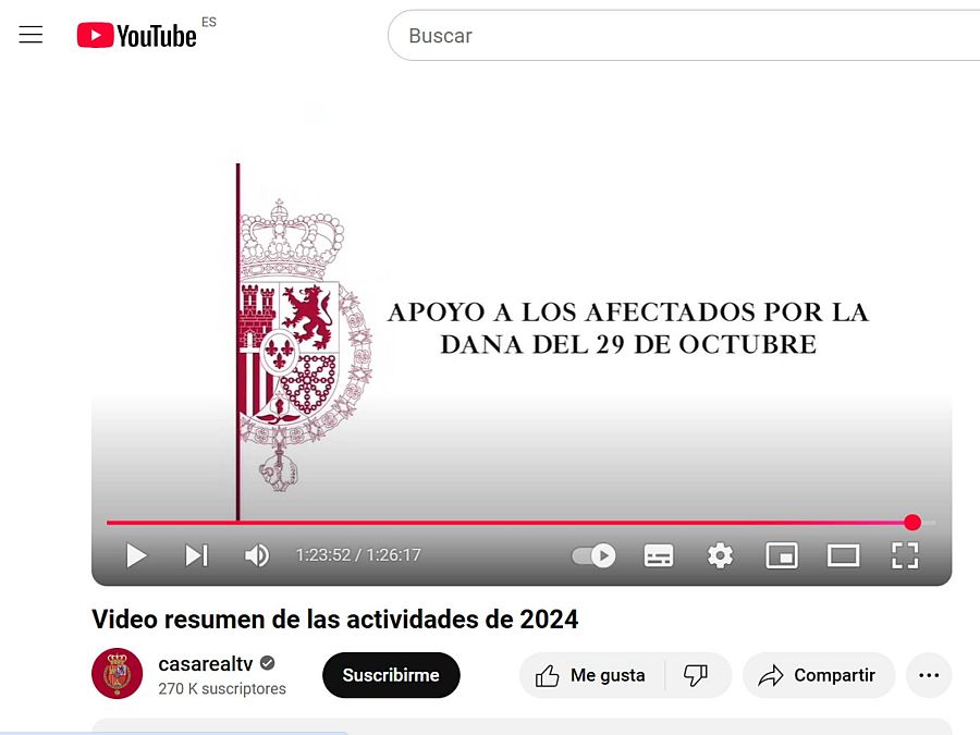 Captura de pantalla de vídeo de YouTube mostrando el escudo de la Casa Real.  Duración: 1h 26m 17s.  Descripción del vídeo: resumen de actividades de 2024. Se ven botones de 