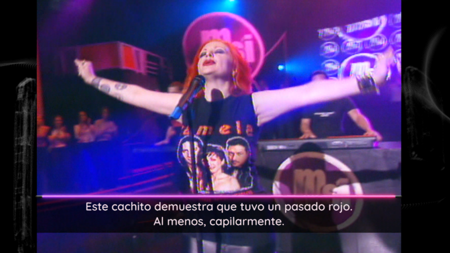 Alaska en concierto, con camiseta de Amistades Peligrosas y el pelo rojo, frente a un micrófono y un público.  Texto inferior alude a su pasado capilar.