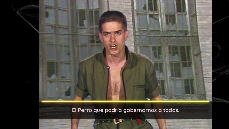 Santiago Auserón, en chaqueta verde, frente a un edificio dañado, durante una posible actuación.  En la parte inferior: 