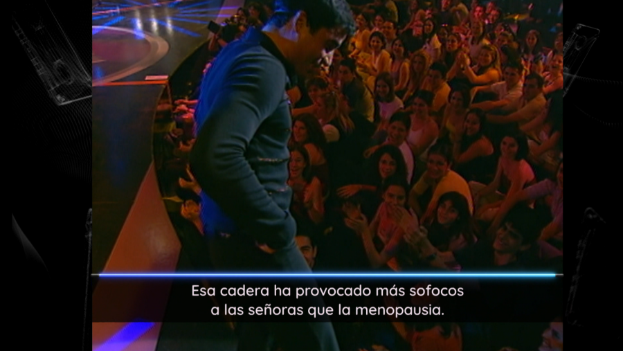 Cantante en concierto, inclinado hacia un público femenino entusiasmado.  Texto superpuesto: comentario humorístico sobre la reacción del público.