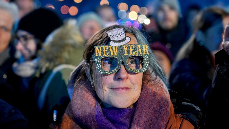 Una mujer celebra la Nochevieja en Berlín, Alemania