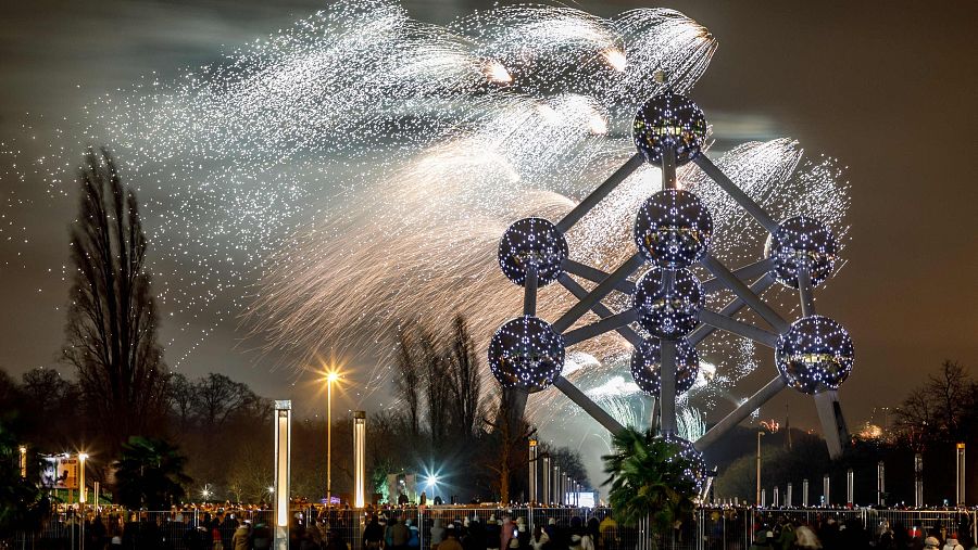 El Atomium en Bruselas, Bélgica, durante la Nochevieja