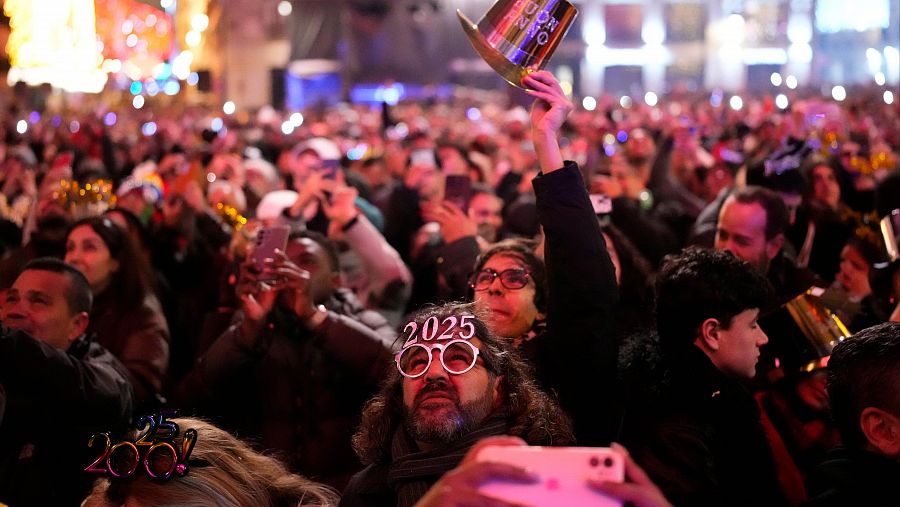 Miles de personas celebran la Nochevieja desde la Puerta del Sol, Madrid