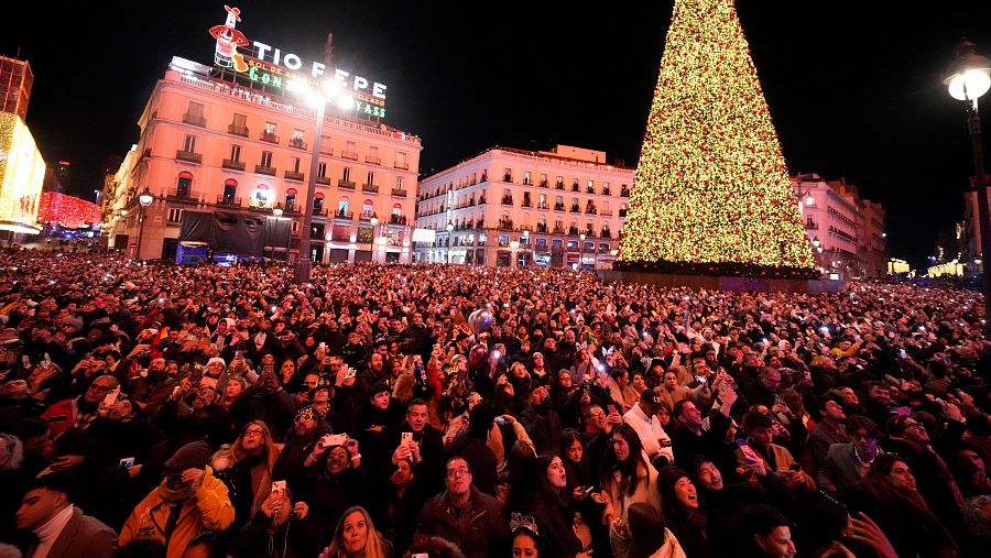 Miles de personas celebran la Nochevieja desde la Puerta del Sol, Madrid