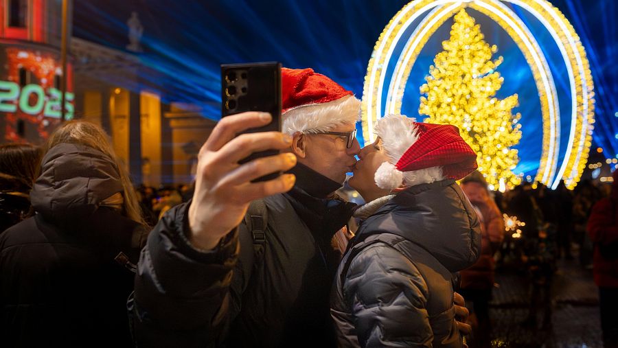 Dos personas se besan durante la Nochevieja en Vilna, Lituania