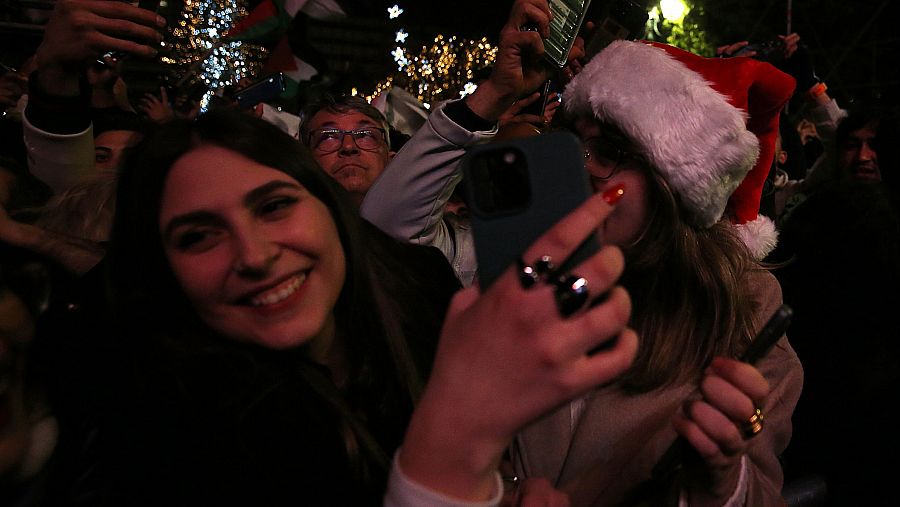 Varias personas celebran el Año Nuevo en Atenas, Grecia