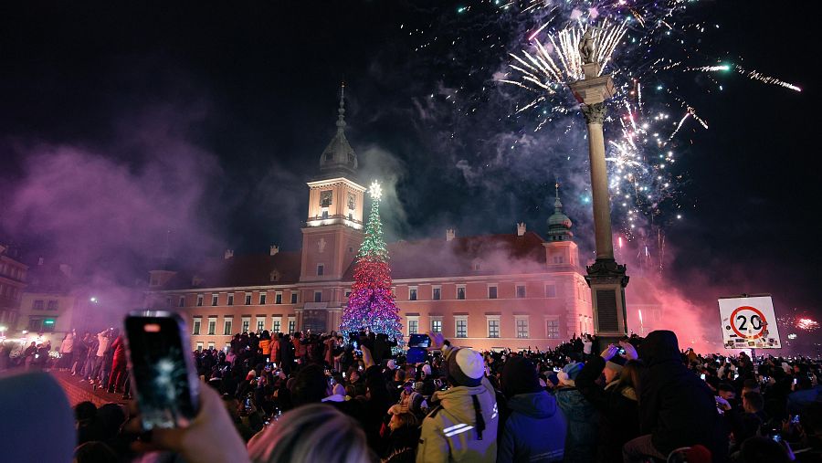 Cientos de personas celebran el Año Nuevo en la Plaza del Castillo de Varsovia, Polonia