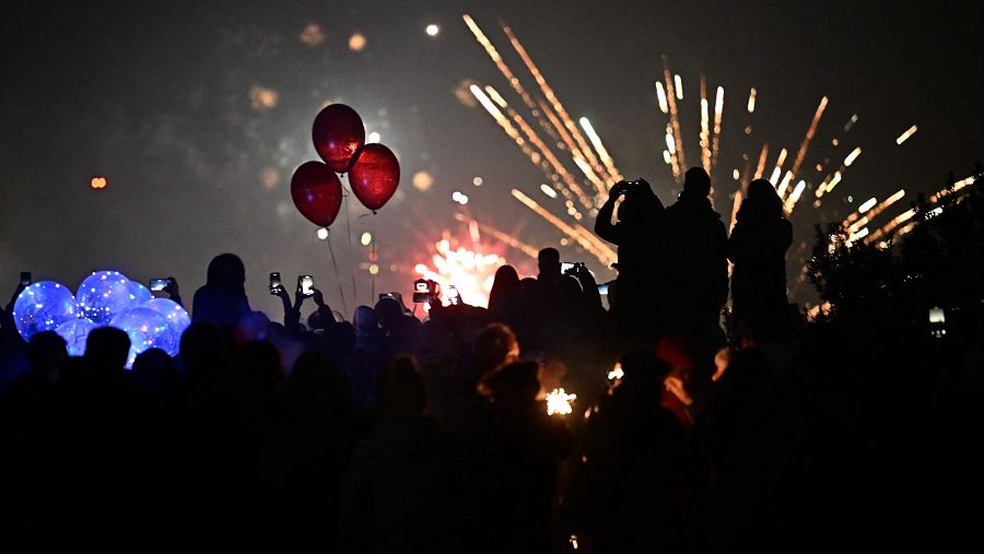 Varias personas contemplan los fuegos artificiales en Roma, Italia