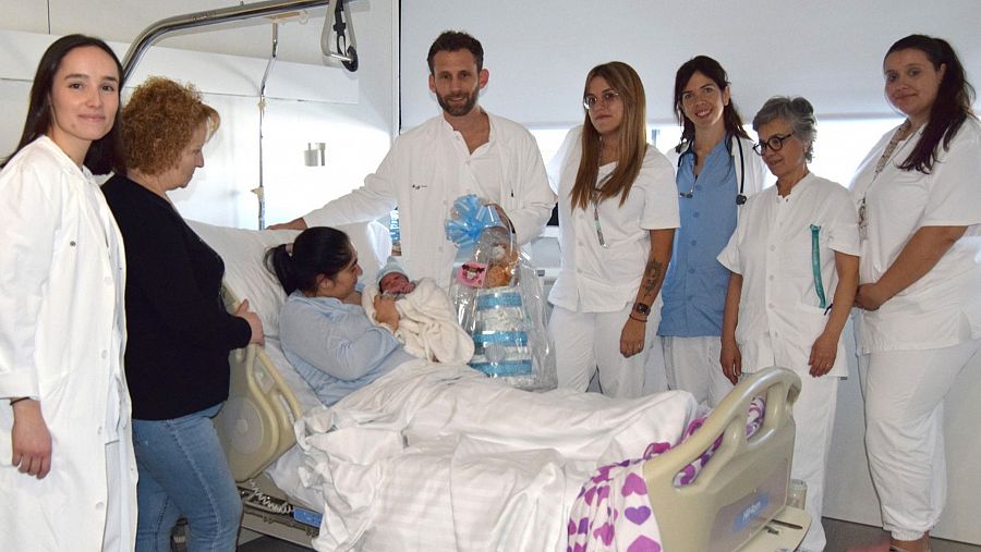 L'equip de l'Hospital de Sant Joan de Reus amb Hugo i la seva família