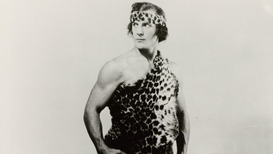 Frank Merril como Tarzán, en blanco y negro.  Capa y banda de leopardo, pose seria, mirando a la derecha.  Imagen promocional o fotograma.