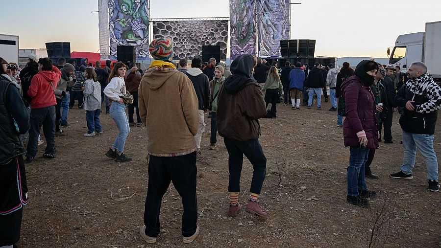 Participantes en la macrofiesta de fin de año junto al aeropuerto de Ciudad Real (EFE/ Jesus Monroy)