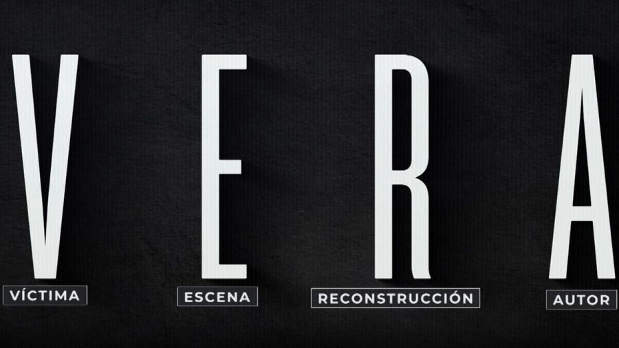 Acrónimo VERA (Víctima, Escena, Reconstrucción, Autor) en letras blancas sobre fondo negro texturizado.  Representa las etapas de un proceso.