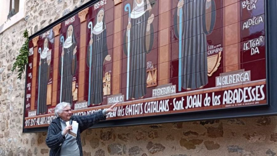 Mural de azulejos con figuras femeninas y sus nombres,  inscripción 