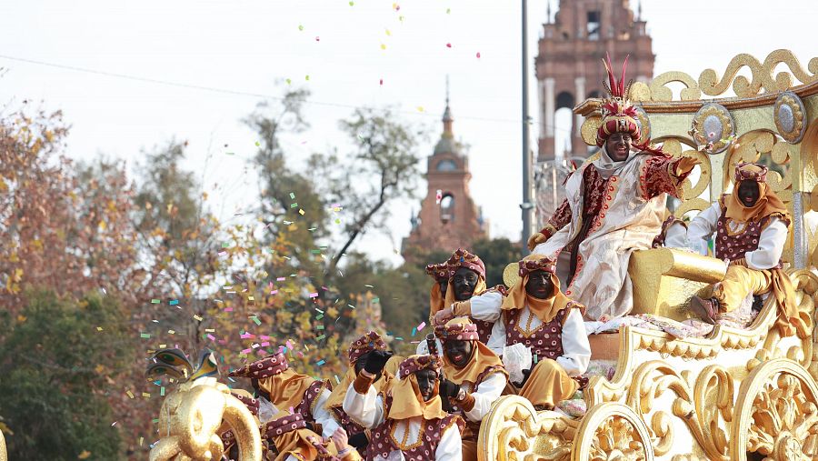 Las cabalgatas adelantadas burlan a la lluvia y reparten ilusión