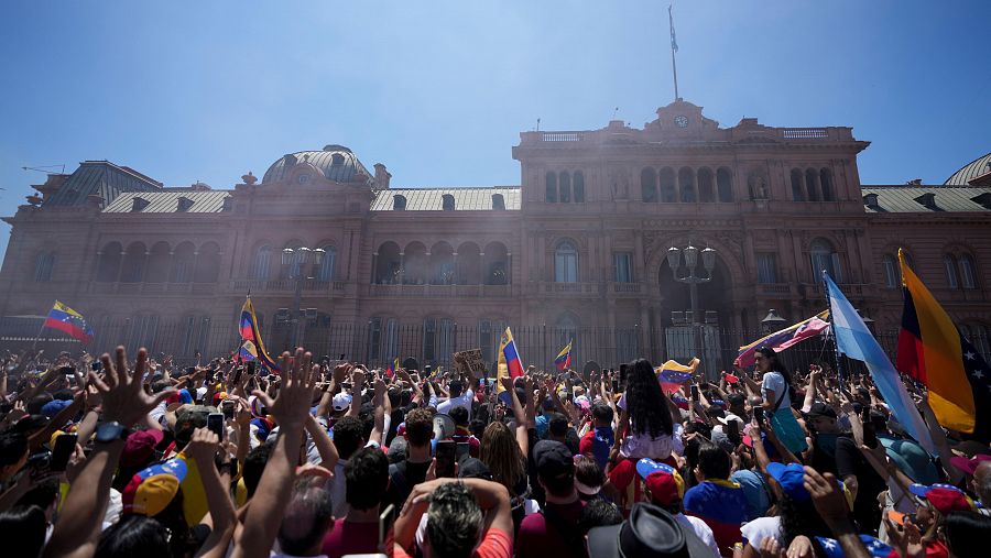 Compatriotas de la diáspora venezolana se concentran en la Plaza de Mayo