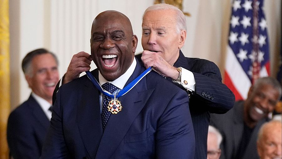 Magic Johnson recibe el galardón de manos de Joe Biden